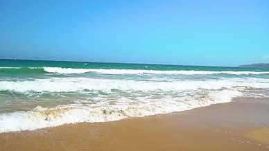 4k实拍夏日海浪拍打沙滩风光空镜头视频的预览图